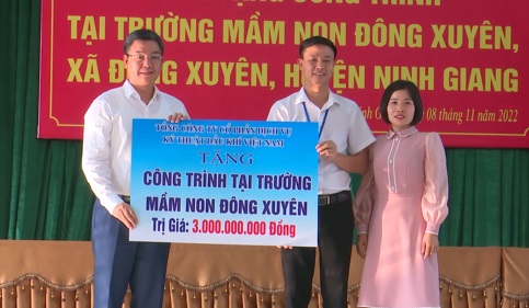 Bí thư tỉnh ủy dự chương trình trao tặng công trình an sinh xã hội tại Ninh Giang